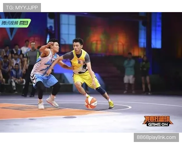 杨昊训练完直接去接孩子放学，校门口比赛场还紧张