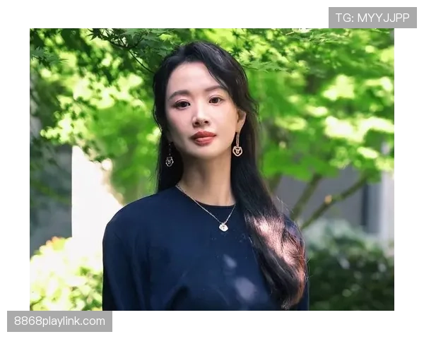 李梦今天买的那包限定香水，感觉她生活档次瞬间拉满了，普通人根本想象不到