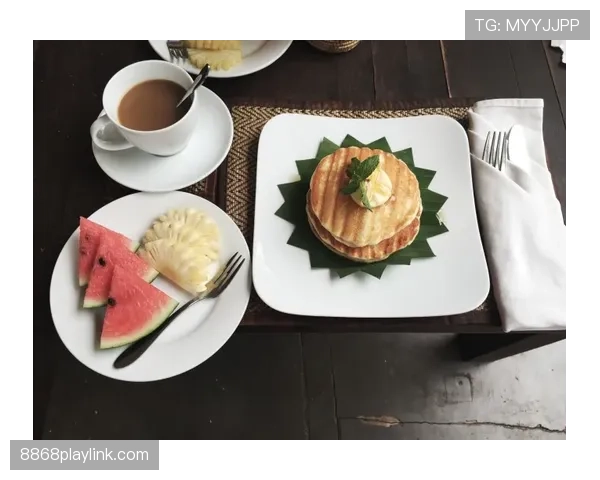 莱万这生活细节也太细腻了吧，连早餐都得讲究成艺术品？